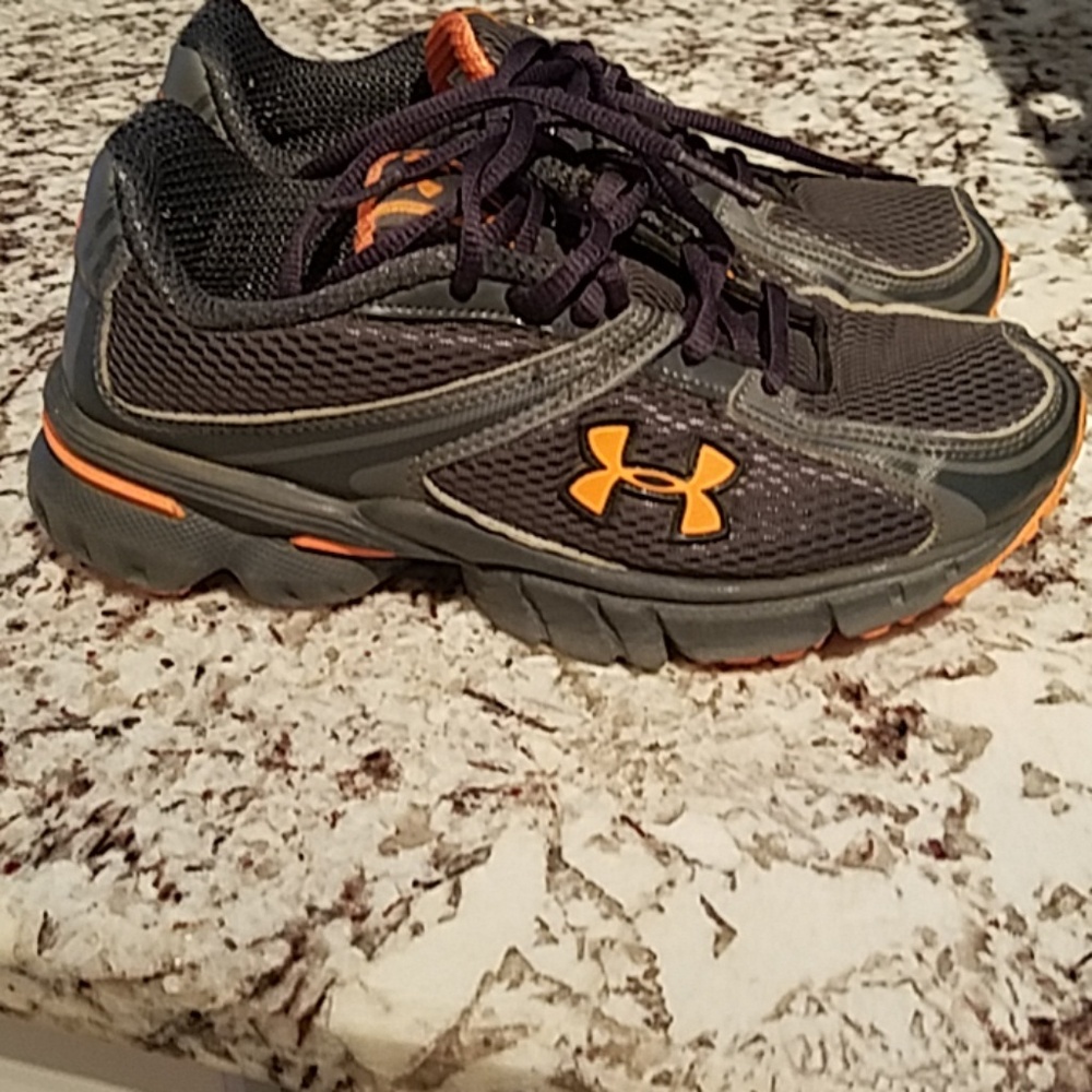 Boys 4Y Under Armour tennis shoes